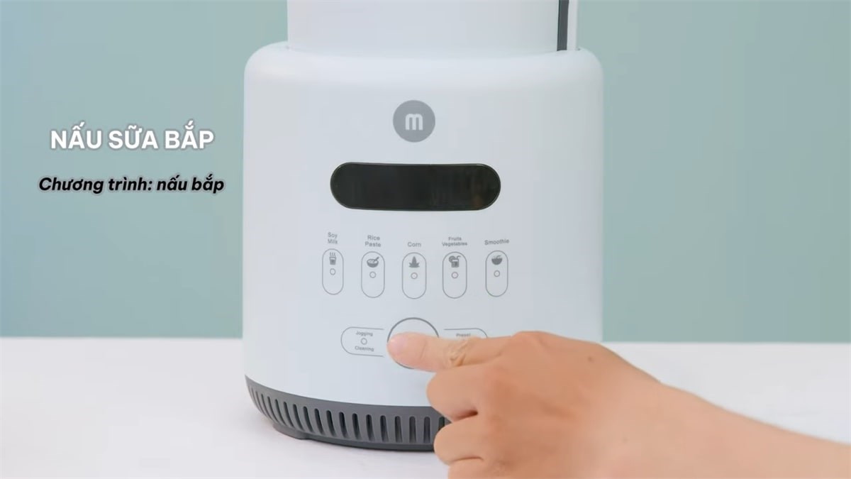 Nhấn nút On/Off trên máy làm sữa hạt Mishio MK316