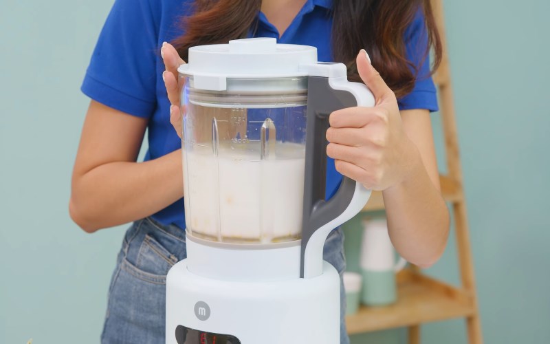 Lắp cối xay vào thân máy làm sữa hạt Mishio MK316