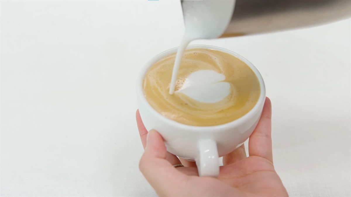 Cappuccino bằng m&aacute;y pha c&agrave; ph&ecirc; Delonghi ECOV311.GR