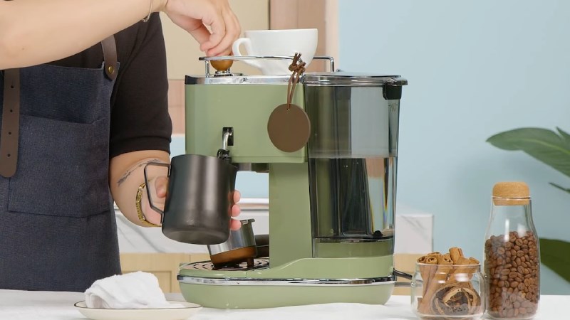 Đ&aacute;nh sữa bằng m&aacute;y pha c&agrave; ph&ecirc; Delonghi ECOV311.GR