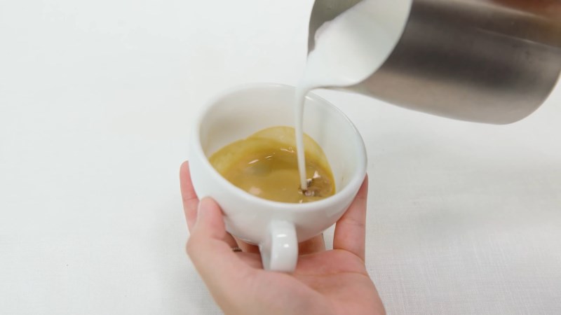  Đổ sữa đ&atilde; đ&aacute;nh bọt v&agrave;o ly Espresso