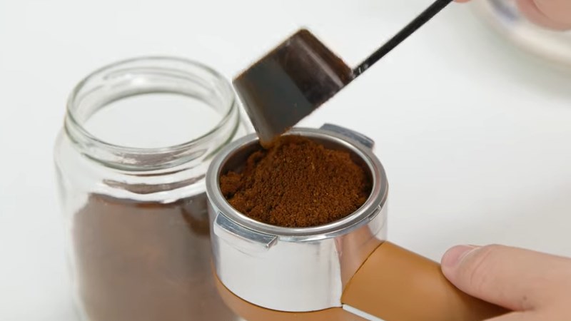 Cho một lượng c&agrave; ph&ecirc; bột v&agrave;o tay cầm