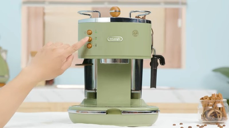 Nhấn n&uacute;t khởi động m&aacute;y pha c&agrave; ph&ecirc; Delonghi ECOV311.GR