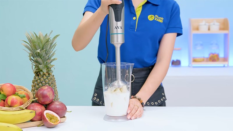D&ugrave;ng m&aacute;y xay sinh tố cầm tay AVA HB-758 xay hỗn hợp chuối v&agrave; sữa