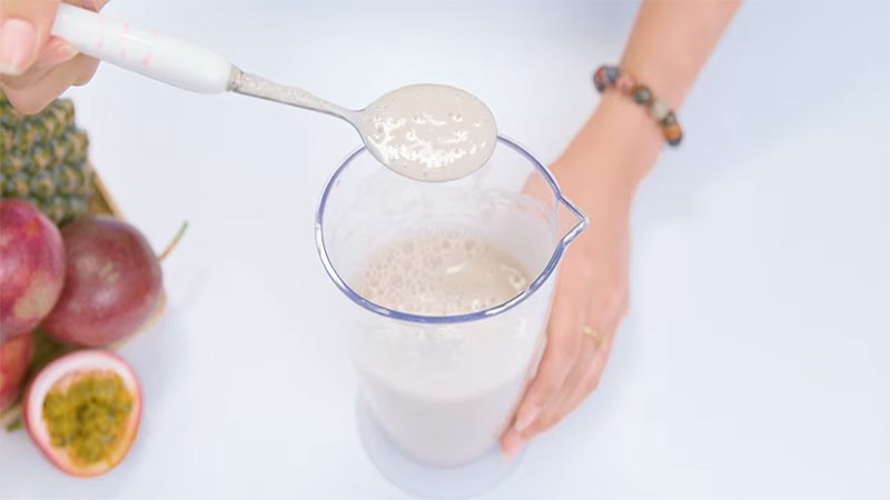 Th&agrave;nh phẩm sữa chuối xay bằng m&aacute;y xay sinh tố cầm tay AVA HB-758