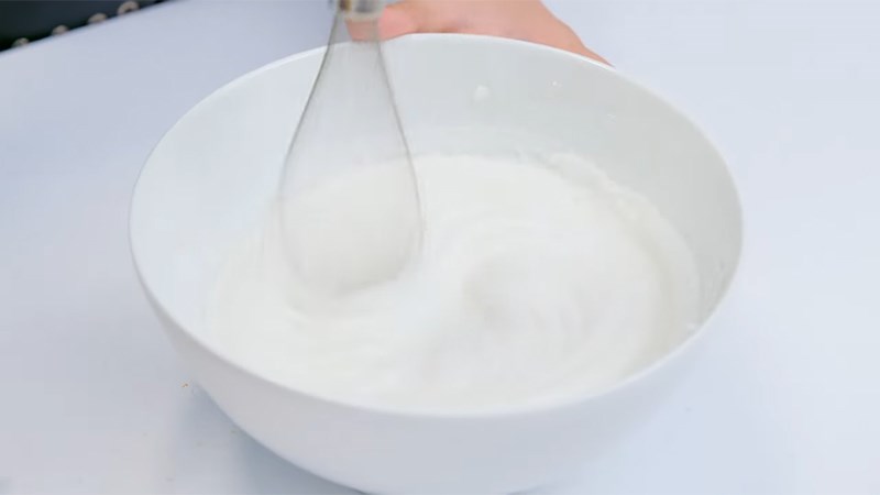 Trứng đ&aacute;nh bằng m&aacute;y sinh tố cầm tay AVA HB-758