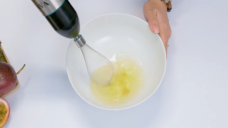 D&ugrave;ng may sinh tố cầm tay AVA HB-758 để đ&aacute;nh trứng