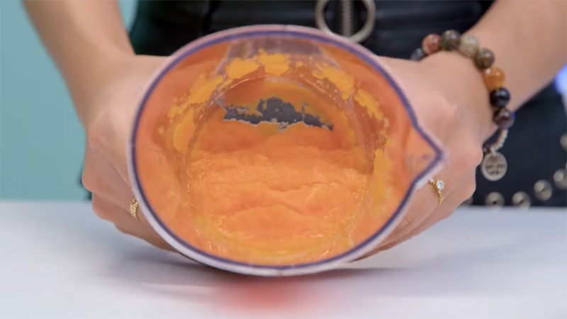 C&agrave; rốt xay bằng m&aacute;y xay sinh tố cầm tay AVA HB-758