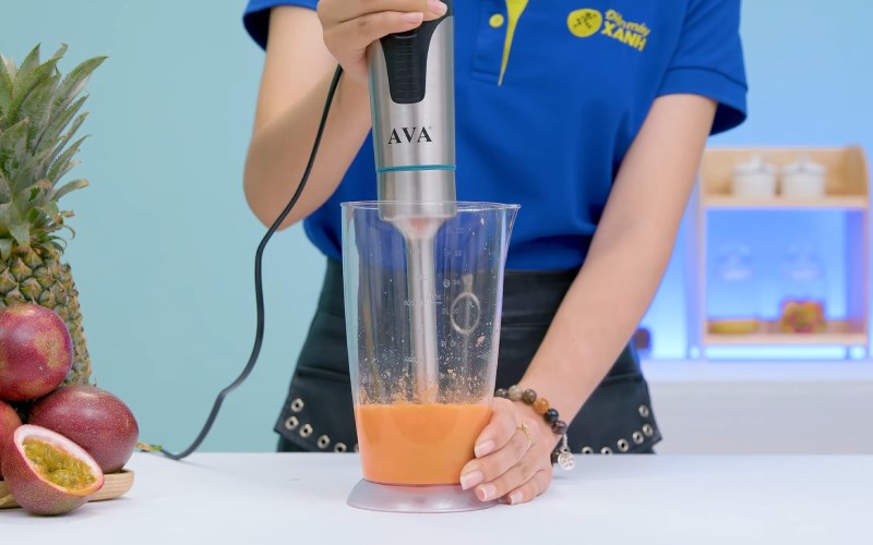D&ugrave;ng m&aacute;y xay sinh tố cầm tay AVA HB-758 để xay c&agrave; rốt