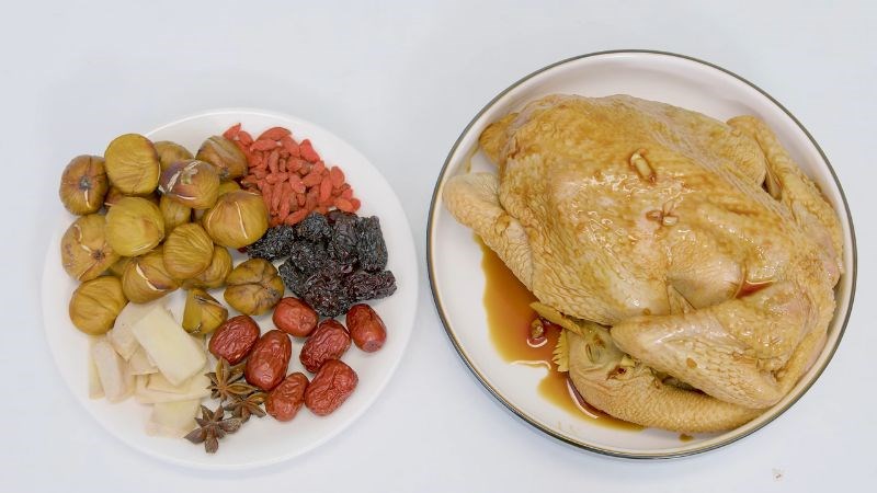 Sơ chế nguy&ecirc;n liệu m&oacute;n g&agrave; hầm hạt dẻ