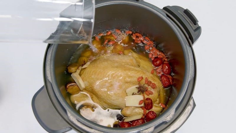 Cho tất cả c&aacute;c nguy&ecirc;n liệu v&agrave;o nồi