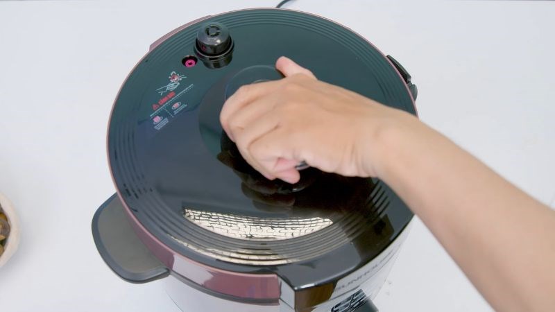 Kh&oacute;a nắp nồi trước khi cắm điện