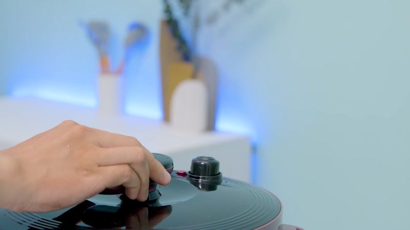 Nhấn n&uacute;t xả &aacute;p trước khi mở nồi