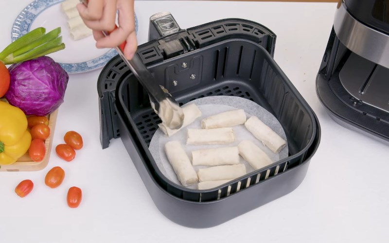 Xếp chả gi&ograve; v&agrave;o nồi chi&ecirc;n kh&ocirc;ng dầu Crystal TXG-S5T14 