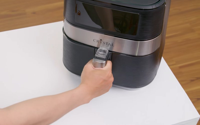 Gắn rổ chi&ecirc;n v&agrave;o nồi chi&ecirc;n kh&ocirc;ng dầu Crystal TXG-S5T14 