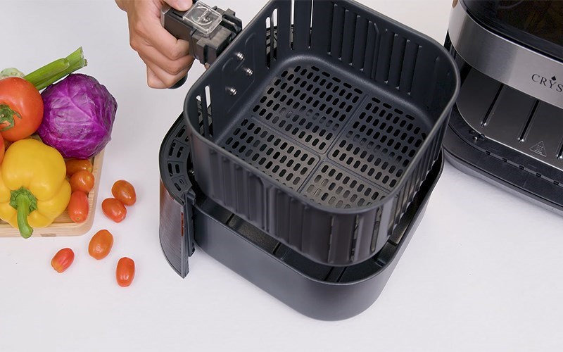 Nồi chi&ecirc;n kh&ocirc;ng dầu Crystal TXG-S5T14 c&oacute; rổ chi&ecirc;n k&egrave;m tay cầm chắc chắn