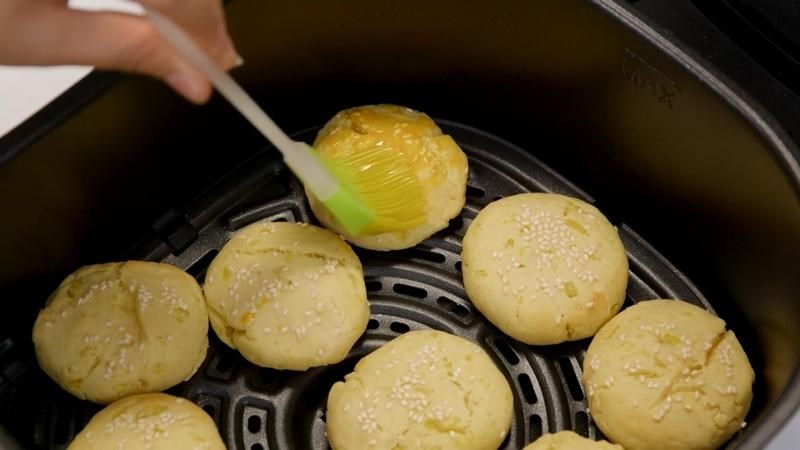 Phết một lớp l&ograve;ng đỏ trứng l&ecirc;n b&aacute;nh