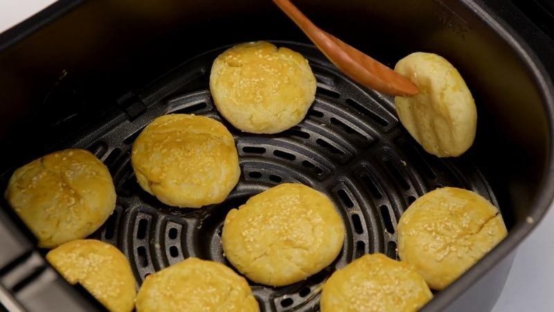 Trở mặt b&aacute;nh, phết lớp trứng g&agrave; v&agrave; nướng tiếp