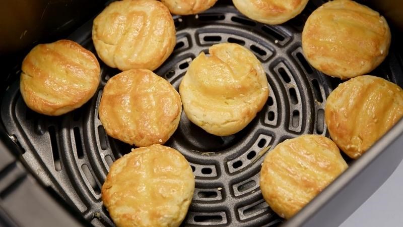 Dung t&iacute;ch nồi lớn đủ chi&ecirc;n được 10 c&aacute;i b&aacute;nh