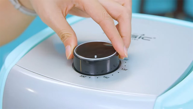 Điều chỉnh nhiệt độ của nồi chi&ecirc;n kh&ocirc;ng dầu Magic Eco AC-101đến 170 độ C