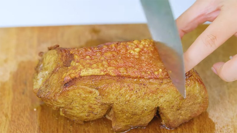 Thịt heo quay bằng nồi chi&ecirc;n kh&ocirc;ng dầu Magic Eco AC-101