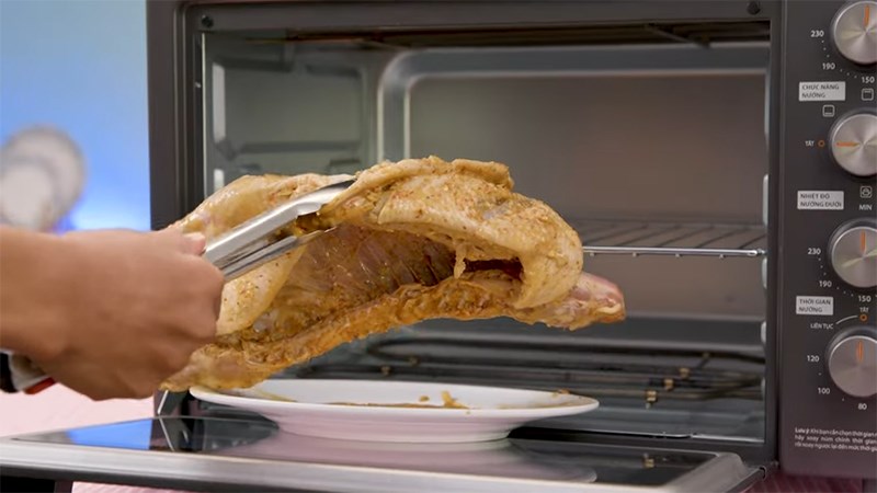 Đặt vịt l&ecirc;n vỉ nướng của l&ograve; nướng Toshiba TL-MC40EZF(GR) 40 l&iacute;t