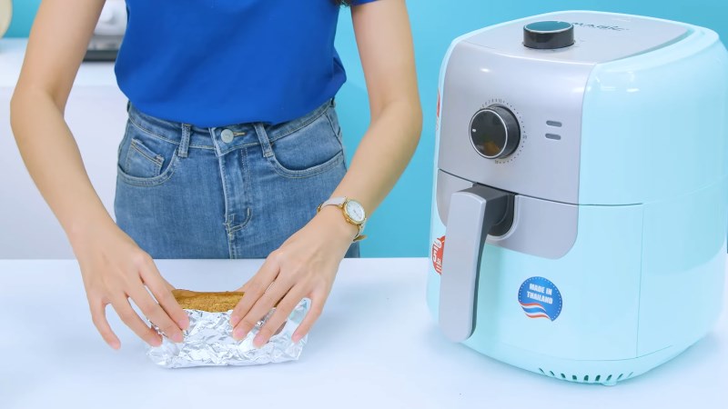 D&ugrave;ng giấy bạc bọc thịt heo