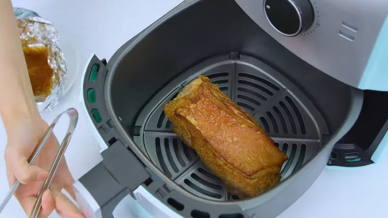 Tiếp tục cho thịt v&agrave;o nồi chi&ecirc;n kh&ocirc;ng dầu Magic Eco AC-101