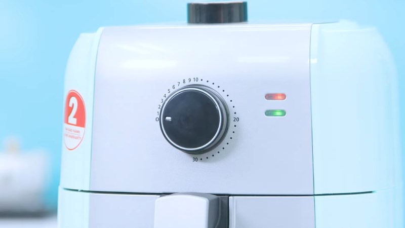 N&uacute;m xoay thời gian của nồi chi&ecirc;n kh&ocirc;ng dầu Magic Eco AC-101 quay về số 0, đ&egrave;n m&agrave;u đỏ s&aacute;ng l&ecirc;n