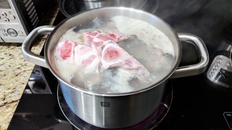 Khi hầm xương bằng nồi th&ocirc;ng thường nước hầm sẽ xuất hiện nhiều bọt