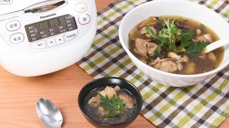 Nước hầm xương bằng nồi cơm điện được giữ ấm l&acirc;u