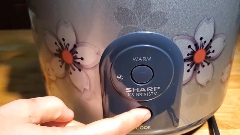 Nhược điểm của nồi cơm điện phải nhấn n&uacute;t nấu cơm nhiều lần để nướng b&aacute;nh