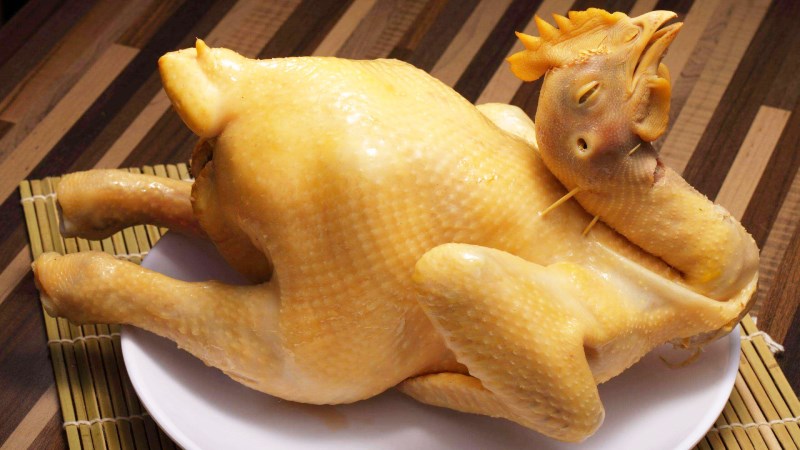 Th&agrave;nh phẩm g&agrave; luộc bằng nồi