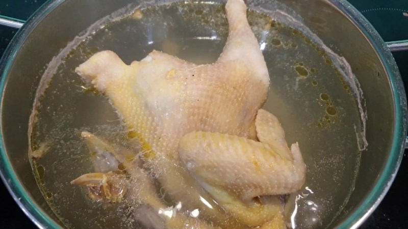 D&ugrave;ng nồi để luộc g&agrave;