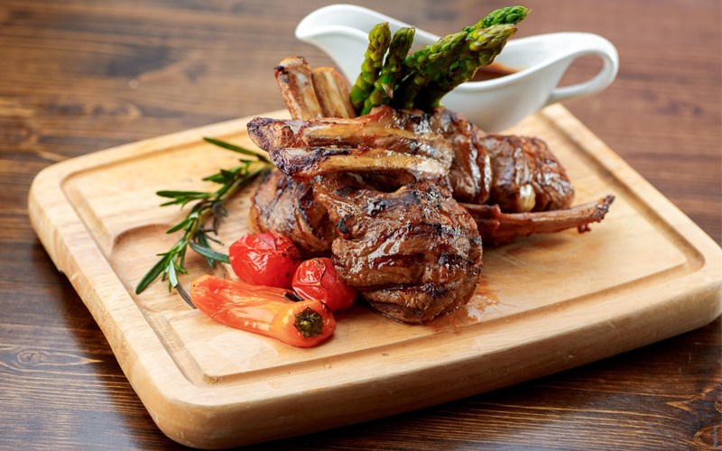 Thịt cừu nướng bằng nồi chi&ecirc;n kh&ocirc;ng dầu