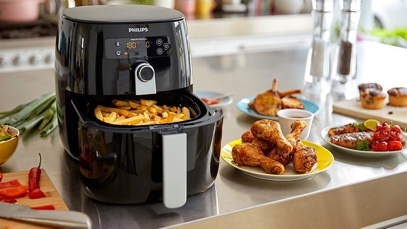Dùng nồi chiên không dầu để chiên khoai tây, đùi gà