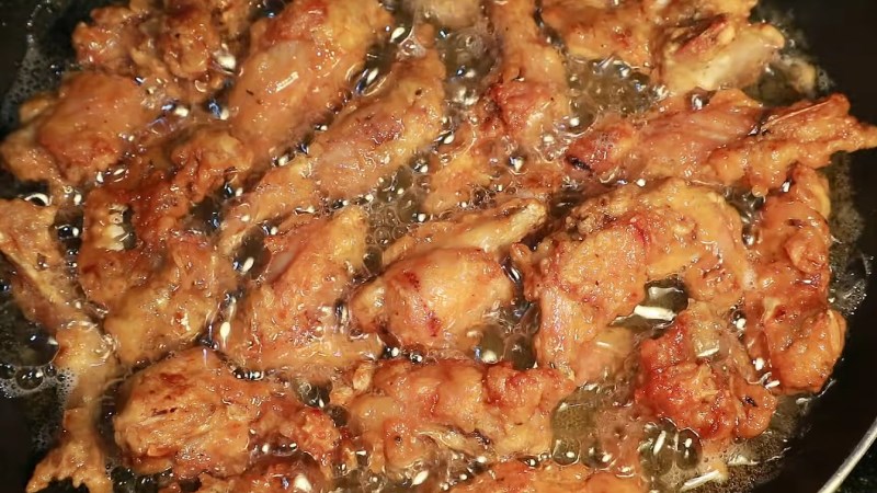 D&ugrave;ng nhiều dầu ăn để chi&ecirc;n