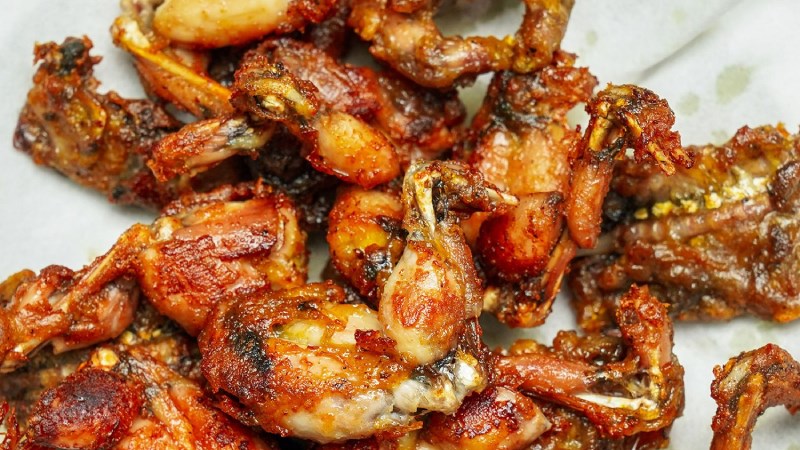 Thịt ếch chi&ecirc;n bằng chảo chống d&iacute;nh