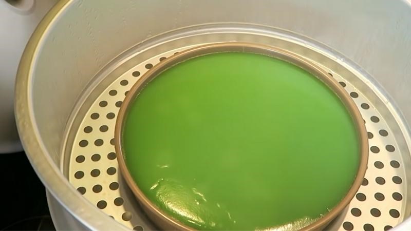 Khay b&aacute;nh da lợn hấp bằng bộ nồi xửng sẽ kh&ocirc;ng bị nghi&ecirc;ng