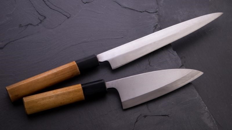 Dao b&eacute;n khi được m&agrave;i bằng giấy nh&aacute;m v&agrave; m&aacute;y khoan tường