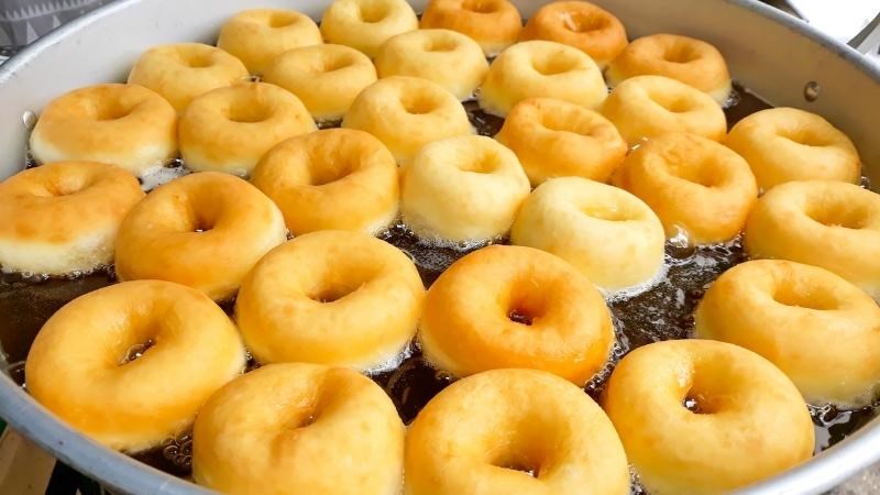 Cần canh trở thường xuy&ecirc;n để b&aacute;nh donut kh&ocirc;ng bị kh&eacute;t