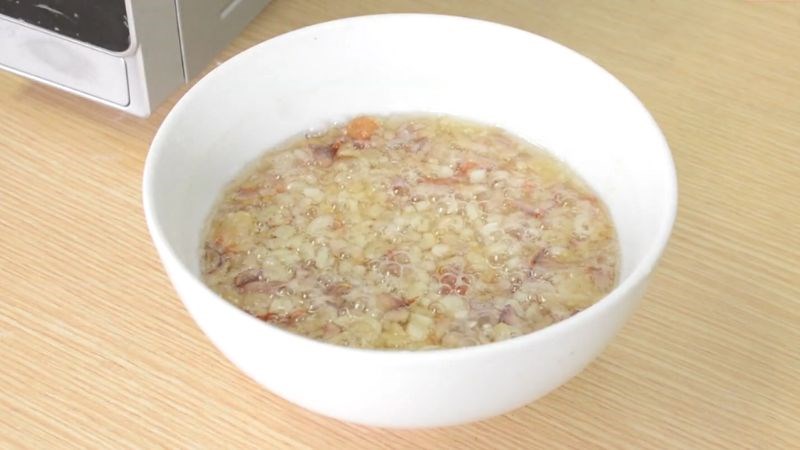 H&agrave;nh phi l&agrave;m bằng l&ograve; vi s&oacute;ng cần d&ugrave;ng nhiều dầu để tăng m&ugrave;i hương m&oacute;n ăn