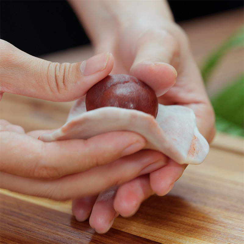 Bước 4 Bọc nhân bánh Bánh hoa đào ngàn lớp nhân đậu đỏ