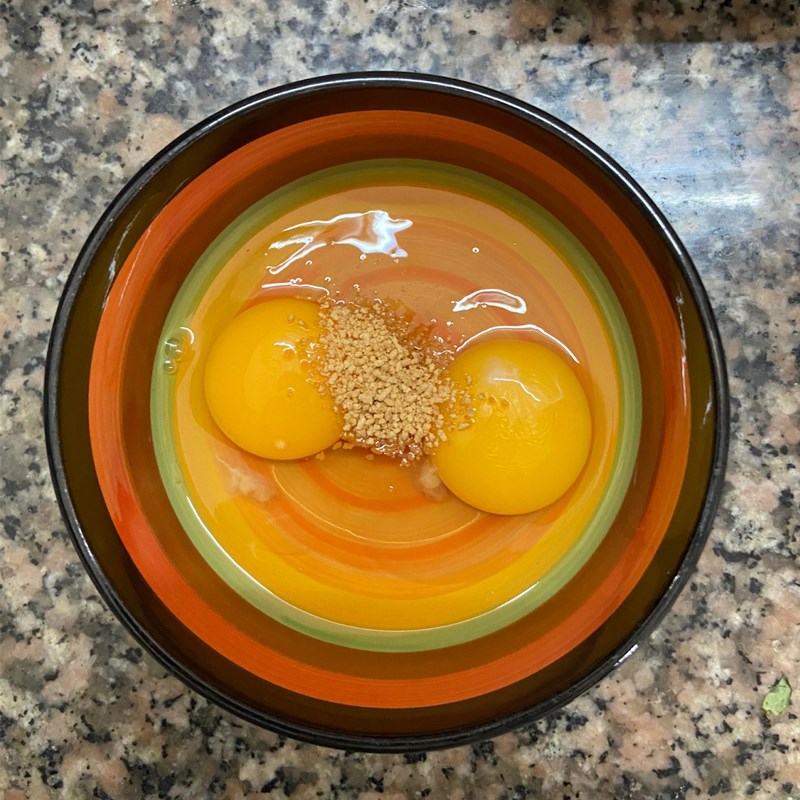 Bước 1 Chiên trứng Cơm chiên tỏi trứng