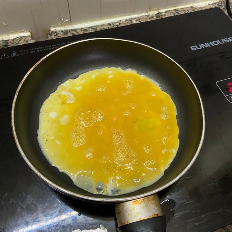 Bước 1 Chiên trứng Cơm chiên tỏi trứng