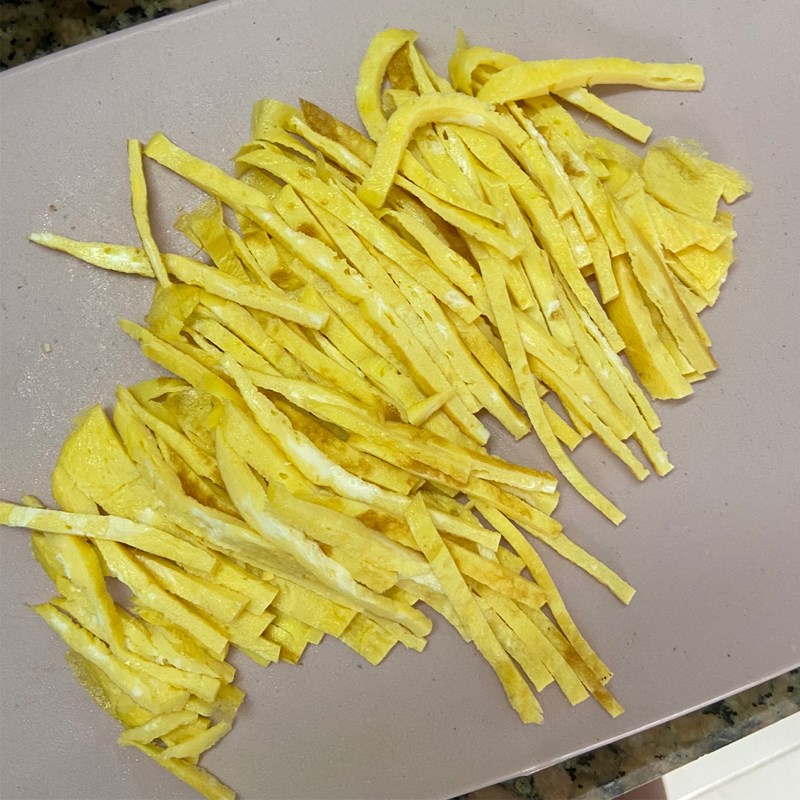 Bước 1 Chiên trứng Cơm chiên tỏi trứng