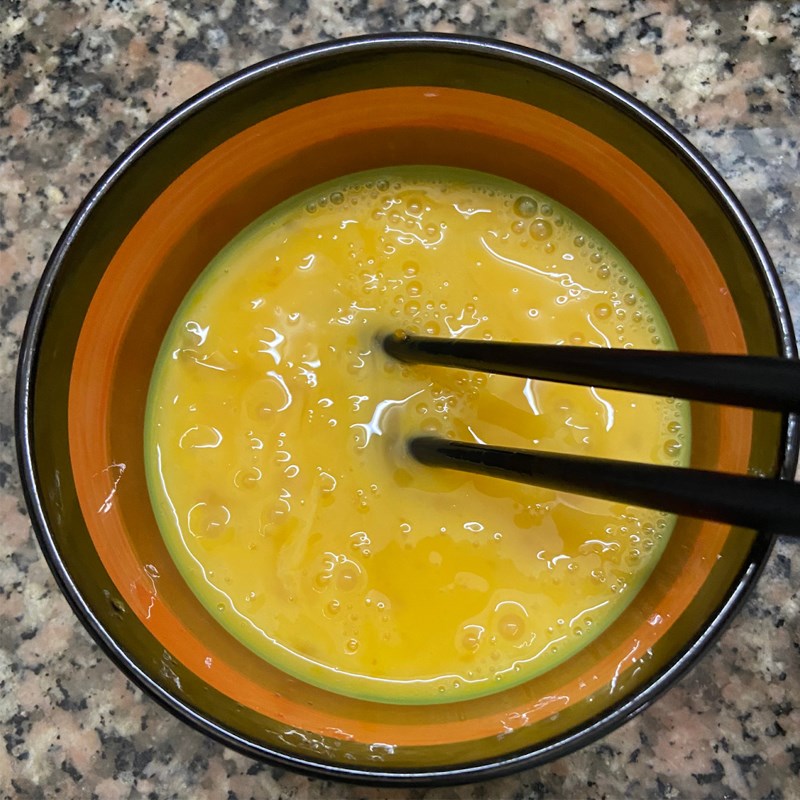 Bước 1 Chiên trứng Cơm chiên tỏi trứng