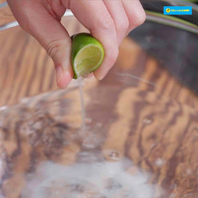 Bước 1 Chuẩn bị nước ngâm chuối Snack chuối lắc phô mai