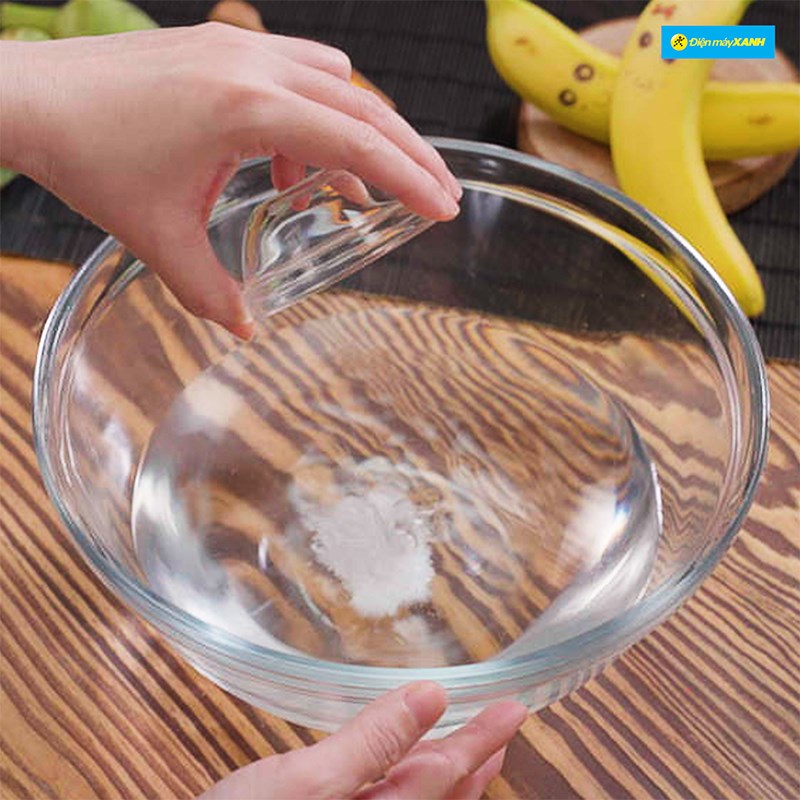 Bước 1 Chuẩn bị nước ngâm chuối Snack chuối lắc phô mai