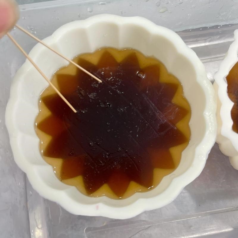 Bước 3 Đổ khuôn Bánh Trung Thu rau câu cà phê nhân bánh flan